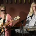 Il fascino bizzarro delle Maustetytöt, il duo finlandese lanciato da Aki Kaurismäki