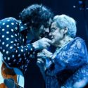 Jack White balla sul palco con sua mamma